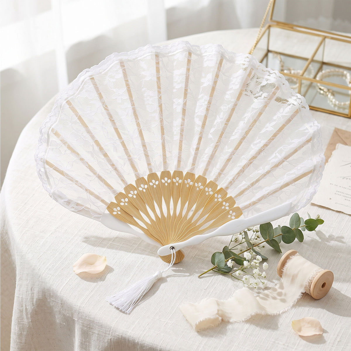 Éventail de mariée coquillage blanc en dentelle et sa pochette assortie
