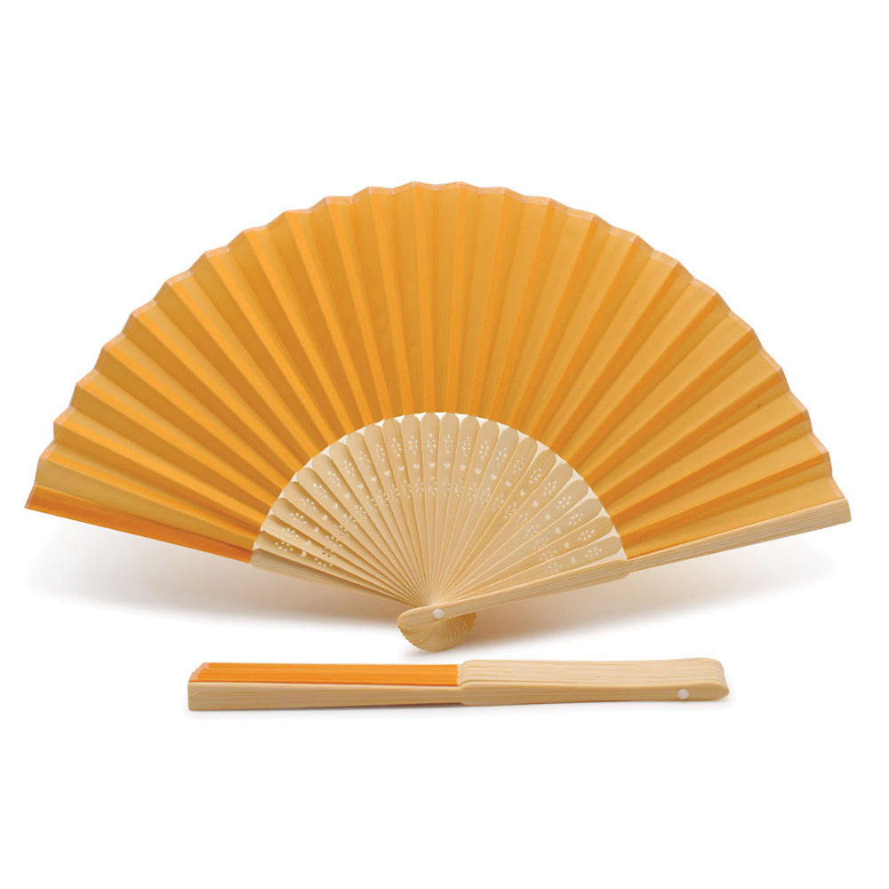 Éventail orange en tissu et bambou naturel ouvert pour invités de mariage