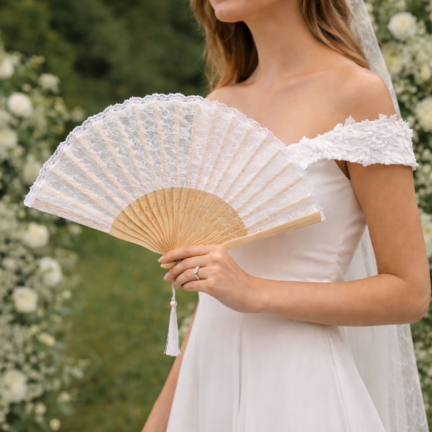 Éventail de Mariée Dentelle Blanche & Bois Naturel – Avec Pochette